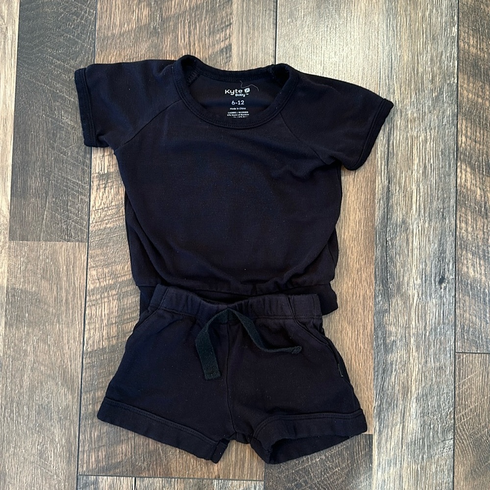 Kyte Baby bamboo short sleeve and short jogger suit 6-12 month